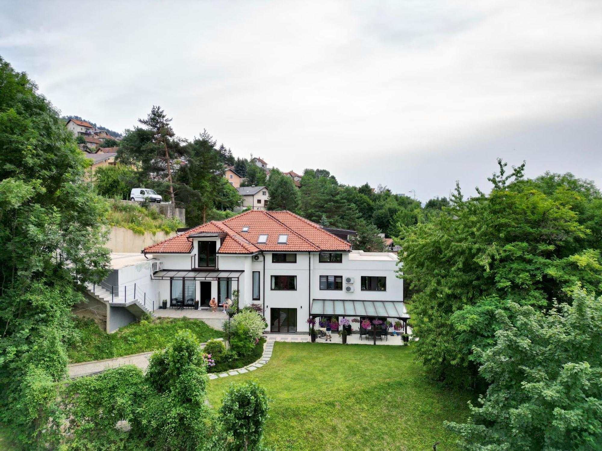 Apartment 33 *